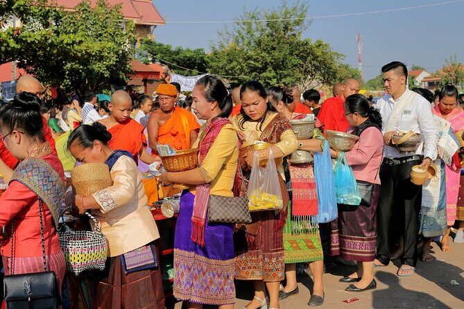 1-Day Vientiane City Adventure: Top Sights & Hidden Gems - Patuxay: the Victory Monument and the city-view moment