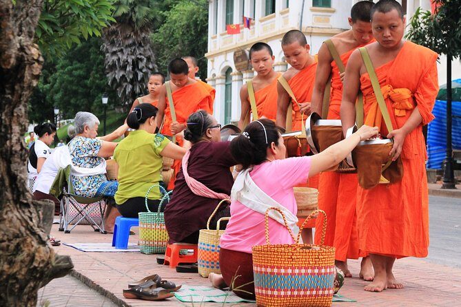 Luang Prabang Early Morning Alms Giving and Wet Market - Transportation and Comfort: Early Morning, Managed