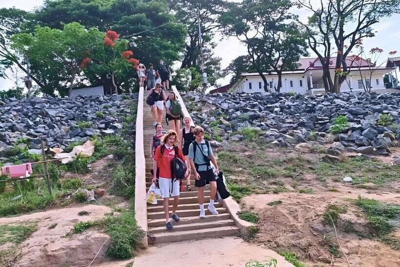 Slow Boat Chiang Rai: to Luang Prabang 2Day 1Night - Crossing into Laos: what the visa step really feels like