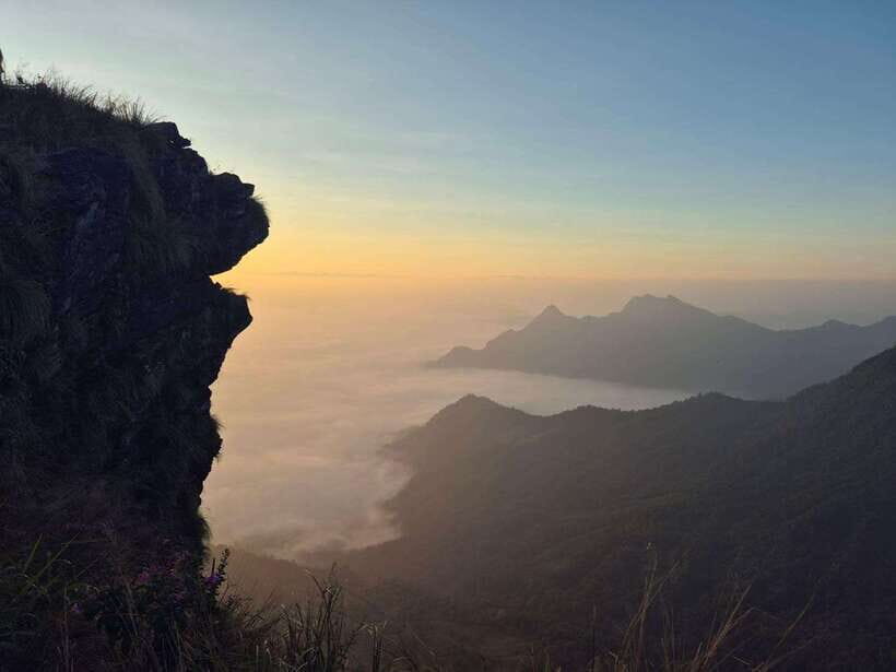 Transfer : wonder full Sunrise and landscape at Phu Chifa - Sunrise over the sea of fog: the photography moment