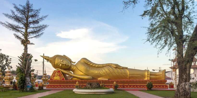 Vientiane: Private Full-day Must-See Sights & Sunset Tour - Patuxay Monument: Vientiane’s Arc de Triomphe and the Independence Meaning